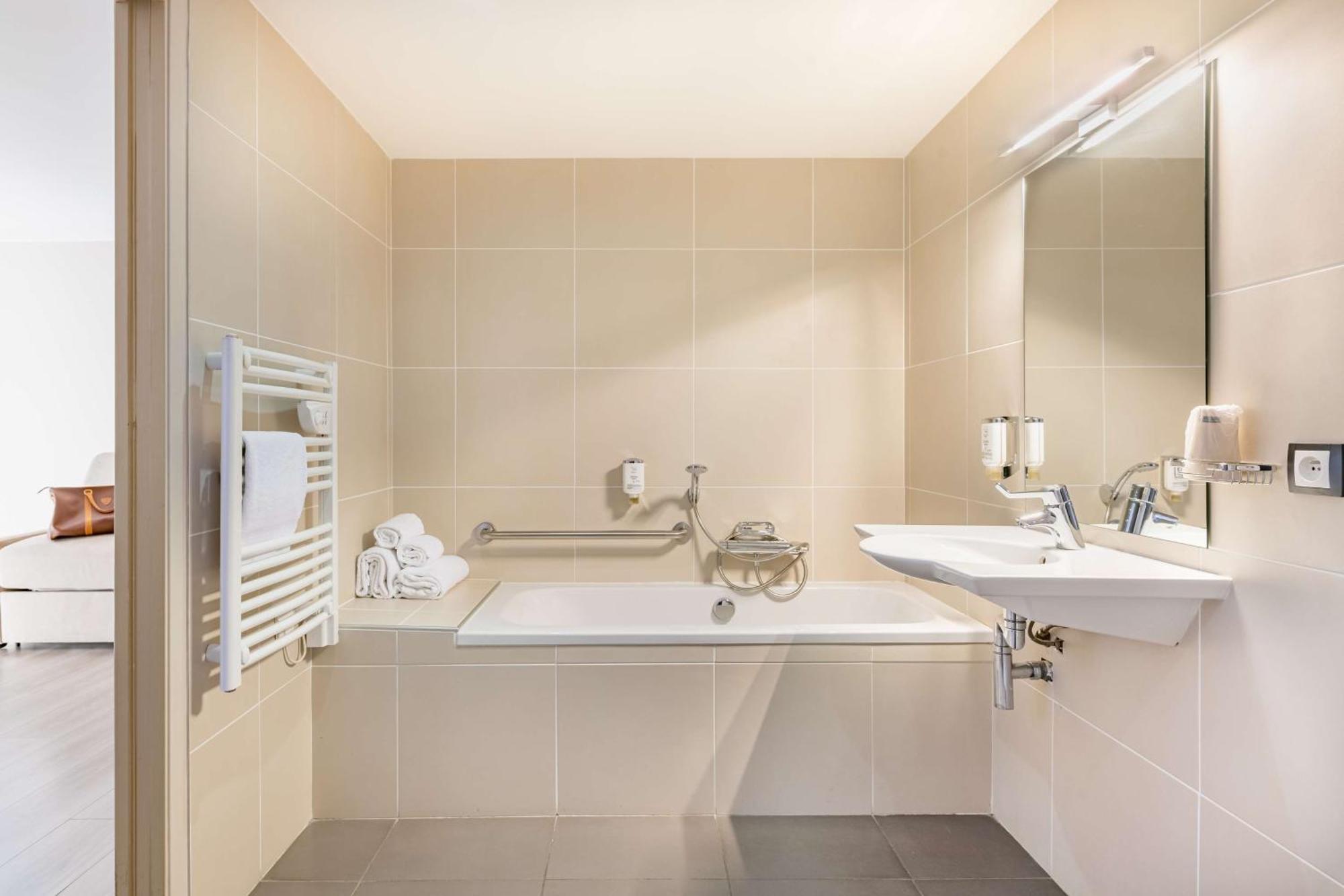 Best Western Hotel Des Barolles - Lyon Sud Бринье Екстериор снимка